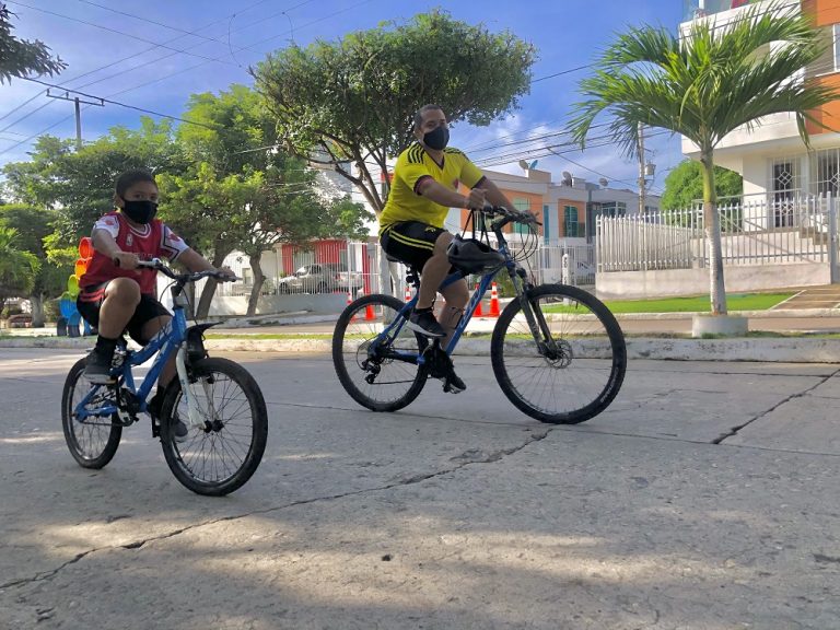 Personas montando bicicleta