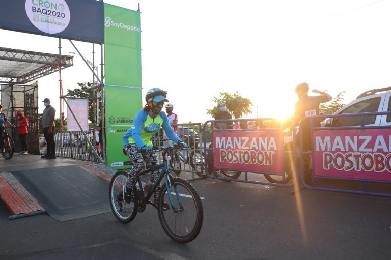 Ciclista en inicio de competencia