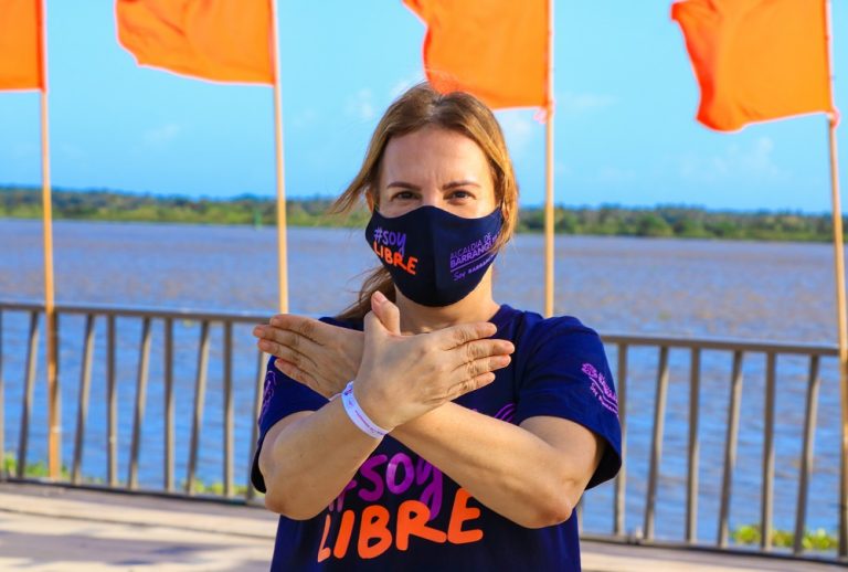 Jefe oficina de la mujer haciendo señal de dedos pulgares entrelazados