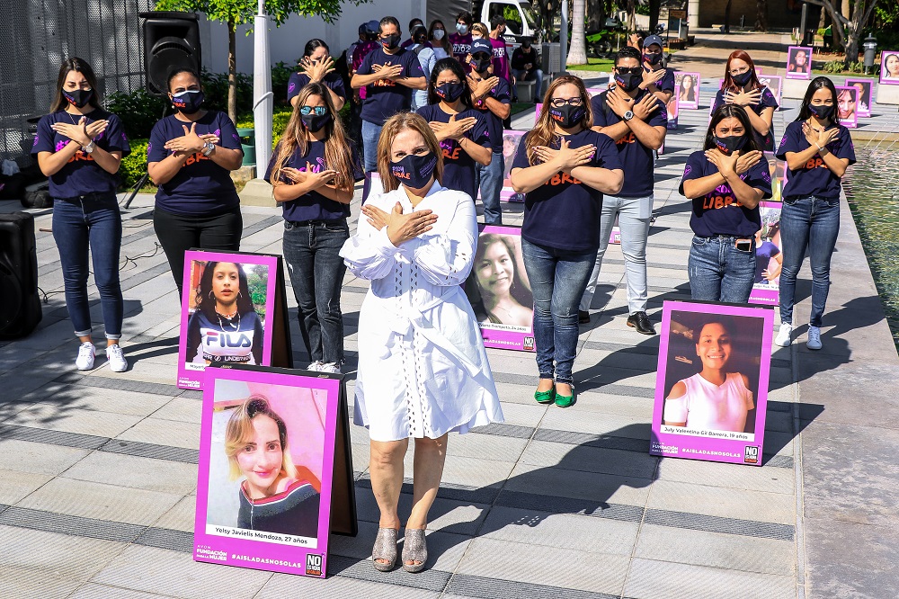 Personas en contra eliminación violencia contra la mujer