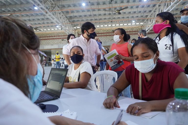 Mujer atendida en feria laboral