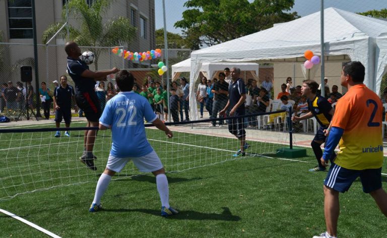 Hombres jugando fútbol