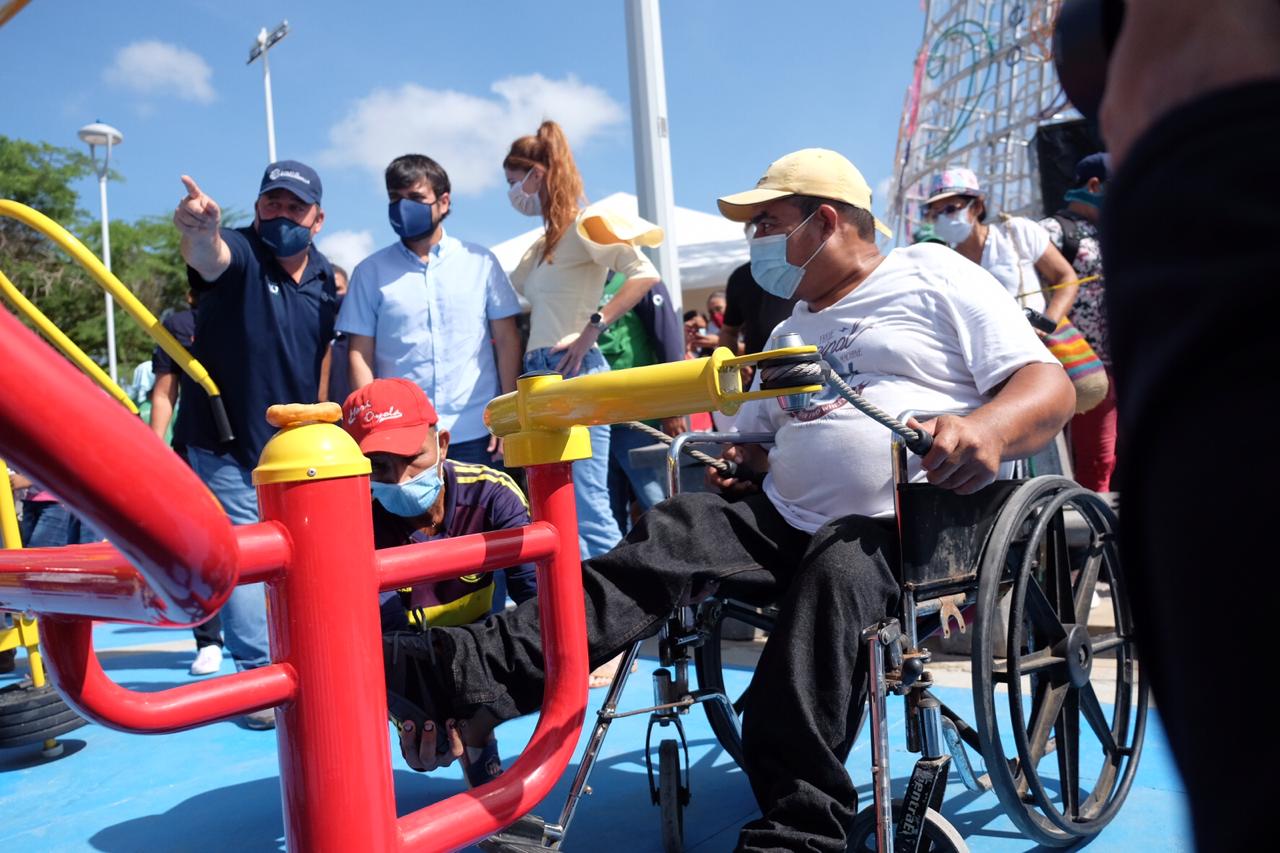 Persona en silla de ruedas en biosaludable