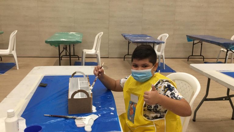 Niño pintando caja