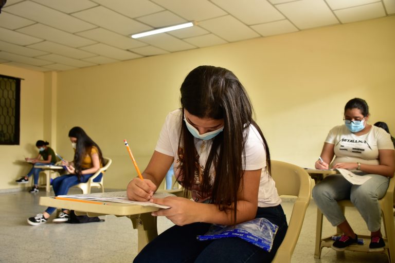 Estudiantes haciendo examen Pruebas Saber