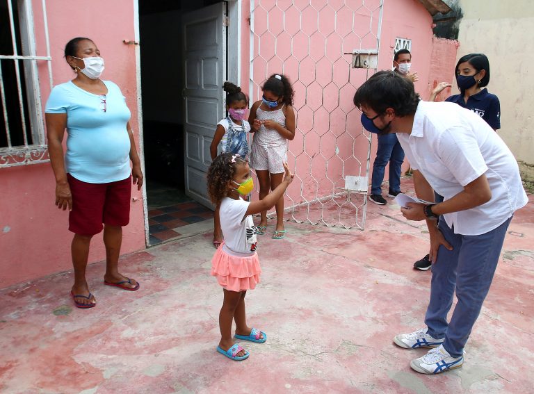 Alcalde con niños y madre