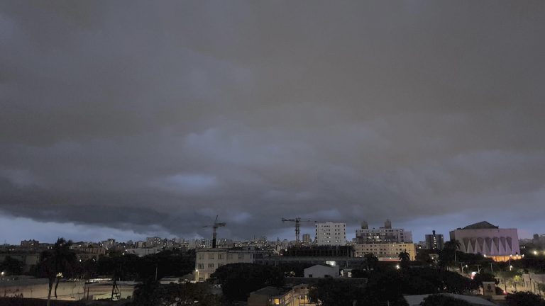 Cielo oscuro de tormenta