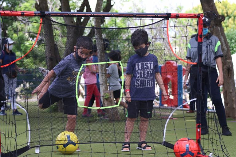 Niños jugando en parque