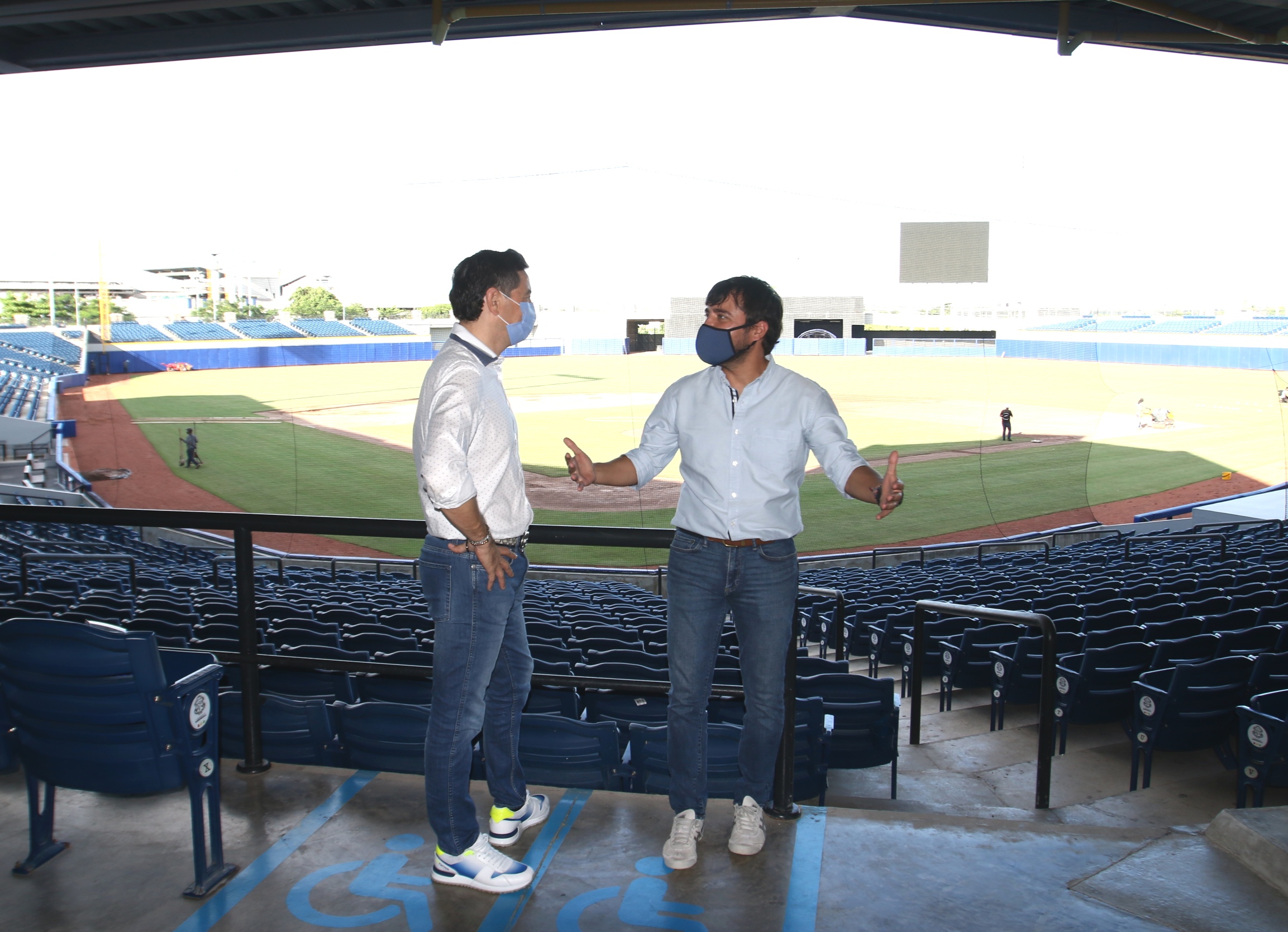 Pumarejo y alcalde de Ibagué en el estadio Edgard Rentería