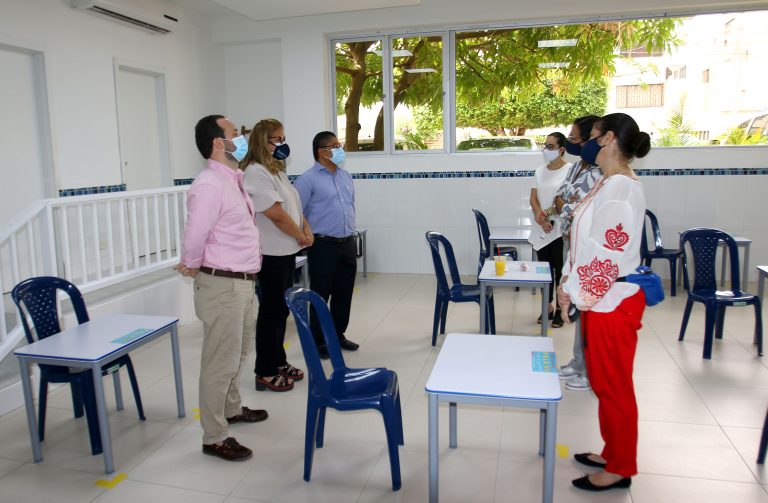 Runión secretarios Salud, Educación con profesoras