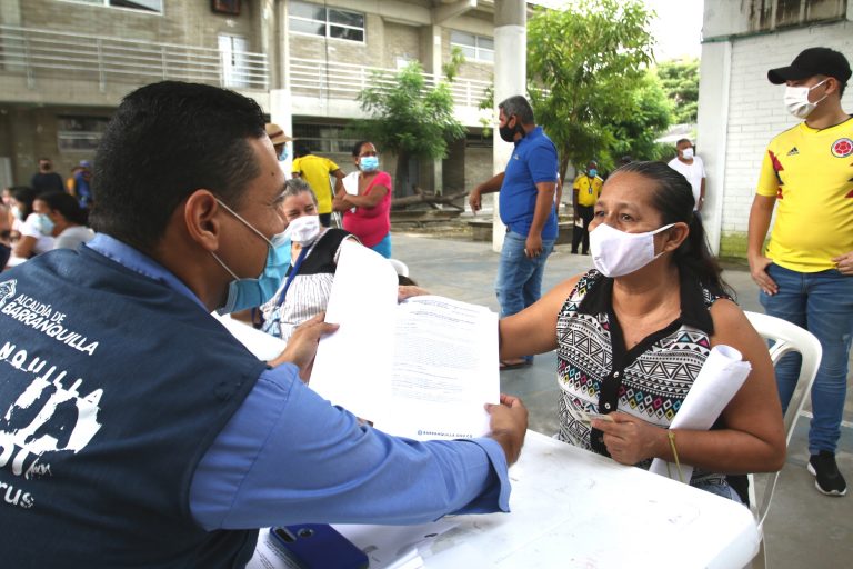 Entrega de escritura de vivienda a mujer 