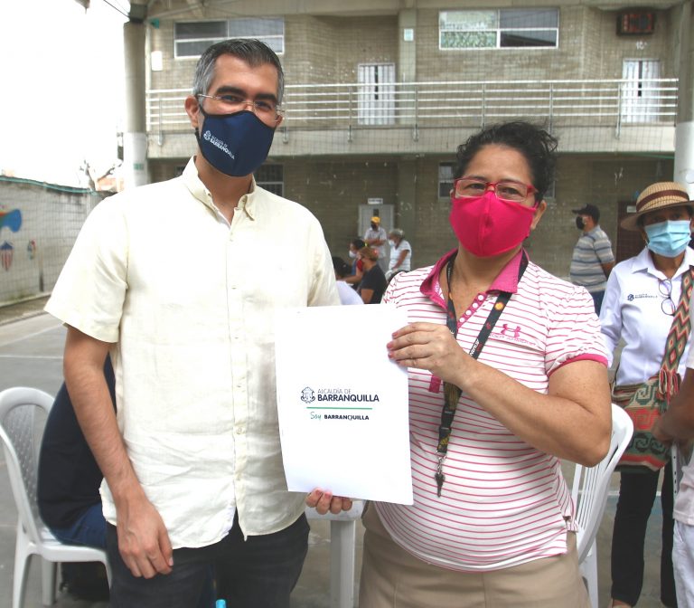 Entrega de escritura pública a mujer