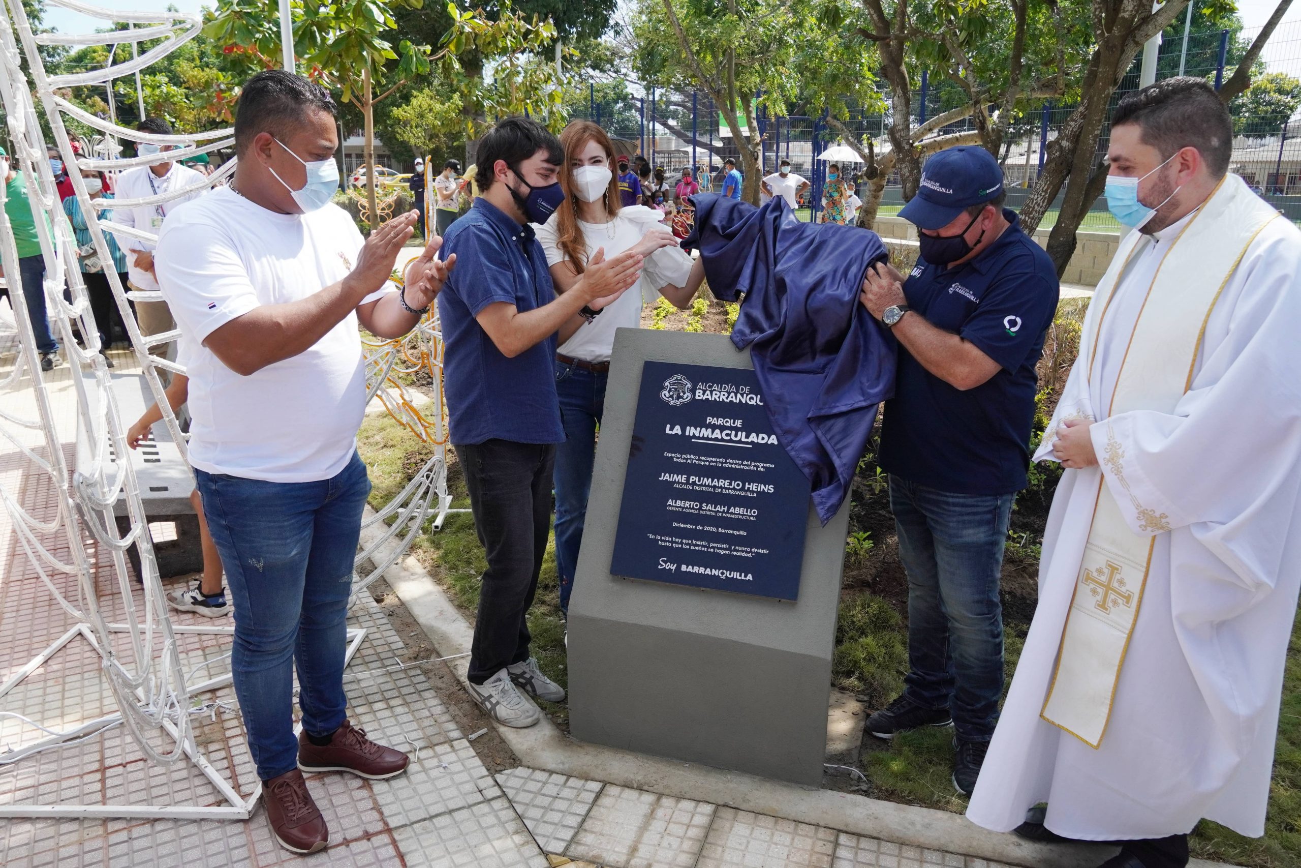 Develan placa de parque