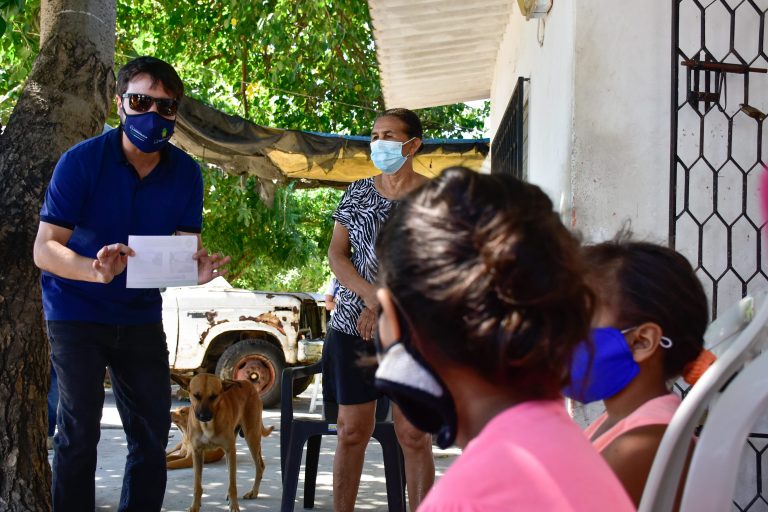 Alcalde Pumarejo dialogando con ciudadanos del barrio Ciudad Modesto.