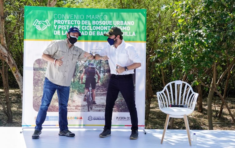 Alcalde Jaime Pumarejo y el ministro del Deporte, Ernesto Lucena, en evento del convenio para la ejecución del Bosque Urbano de Miramar