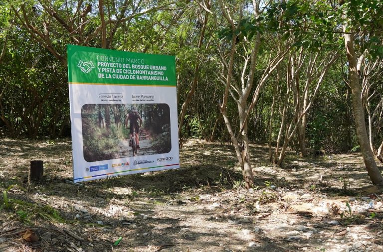 Bosque Urbano de Miramar y su pancarta.