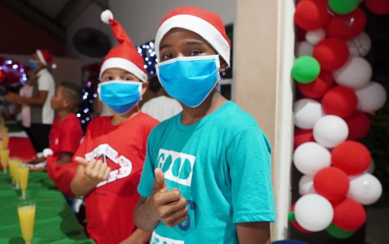 Niños celebrando evento de fin de año.