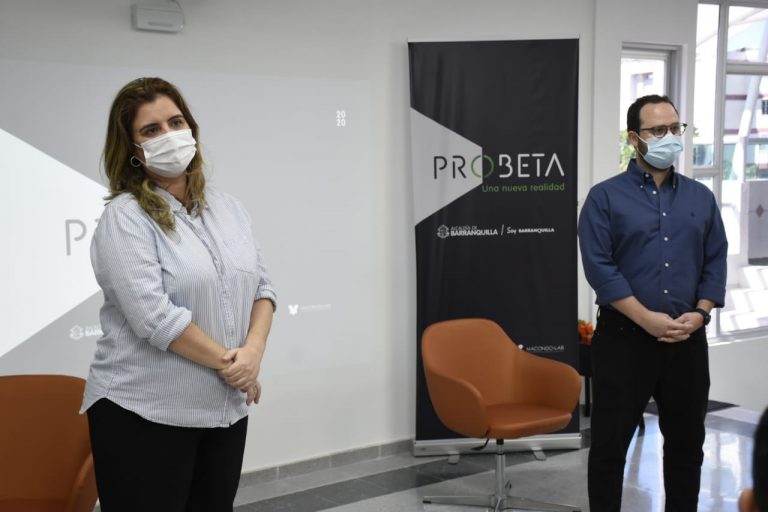 CEO de MacondoLab, Paola Amar, y el secretario de Desarrollo Económico, Ricardo Plata Sarabia. en el evento