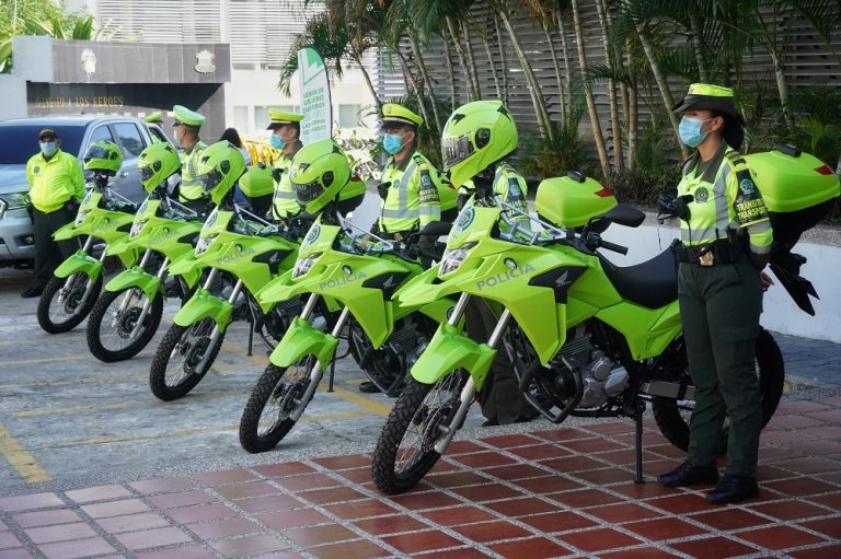 Hilera de policías de transito al lado de sus motos.