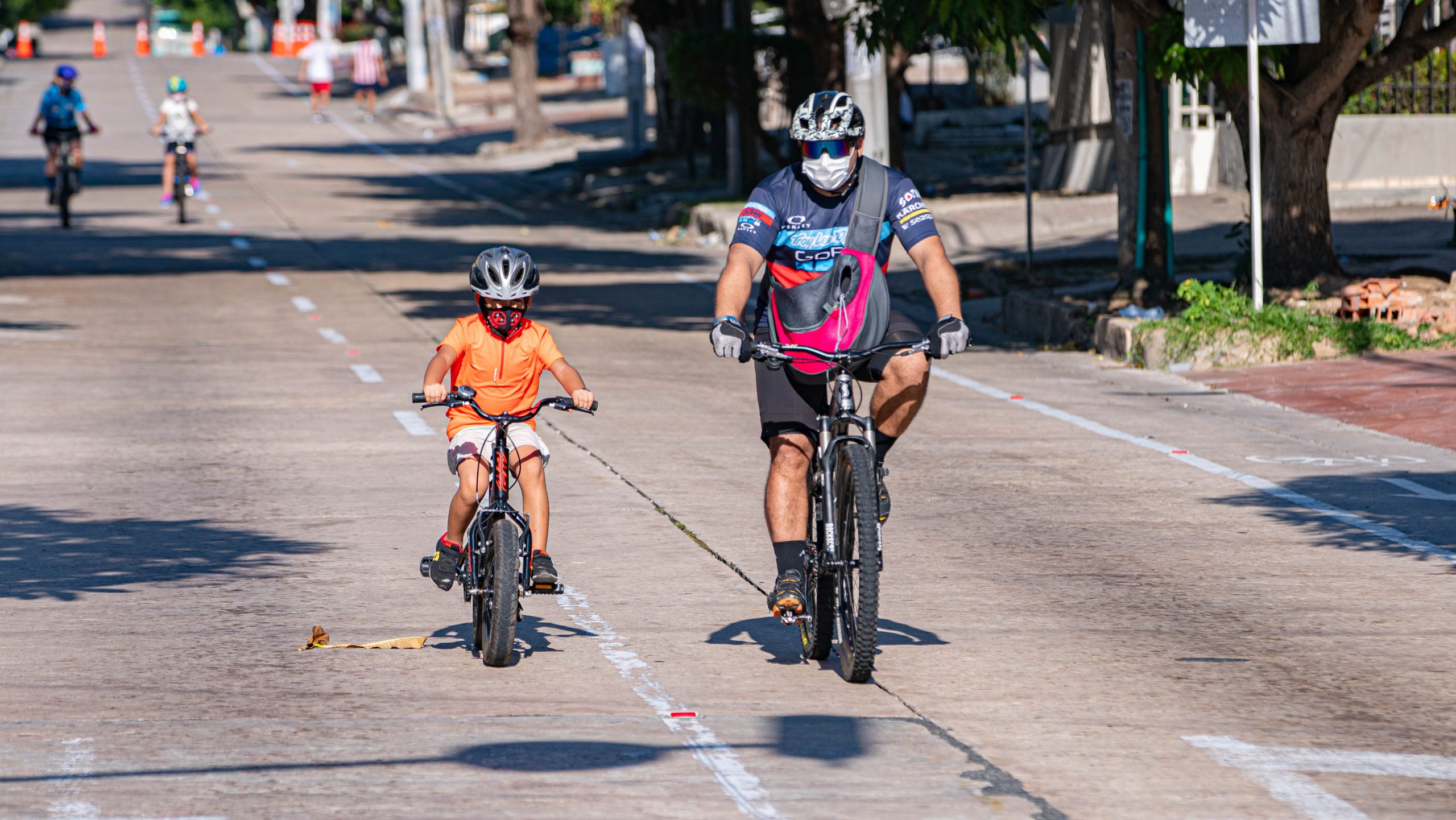 Padre e hijo en bicicleta en ciclovía