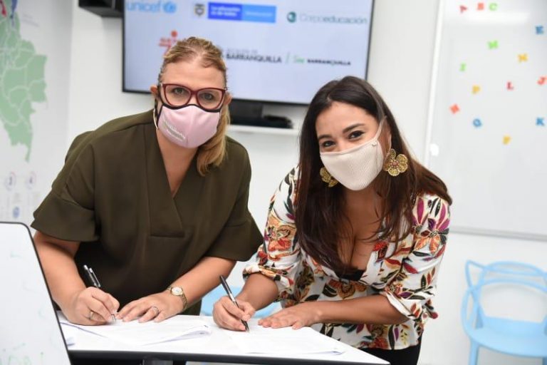 Secretaria de Educación y directora del SENA en el Atlántico firmando documento.