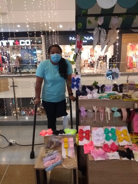 Emprendedora en su stand de accesorios de belleza.