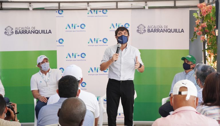 Alcalde Jaime Pumarejo dialogando con los ciudadanos de la normalización eléctrica en el barrio La Esmeralda.