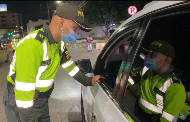 Policía de Tránsito hablando con conductor de automóvil