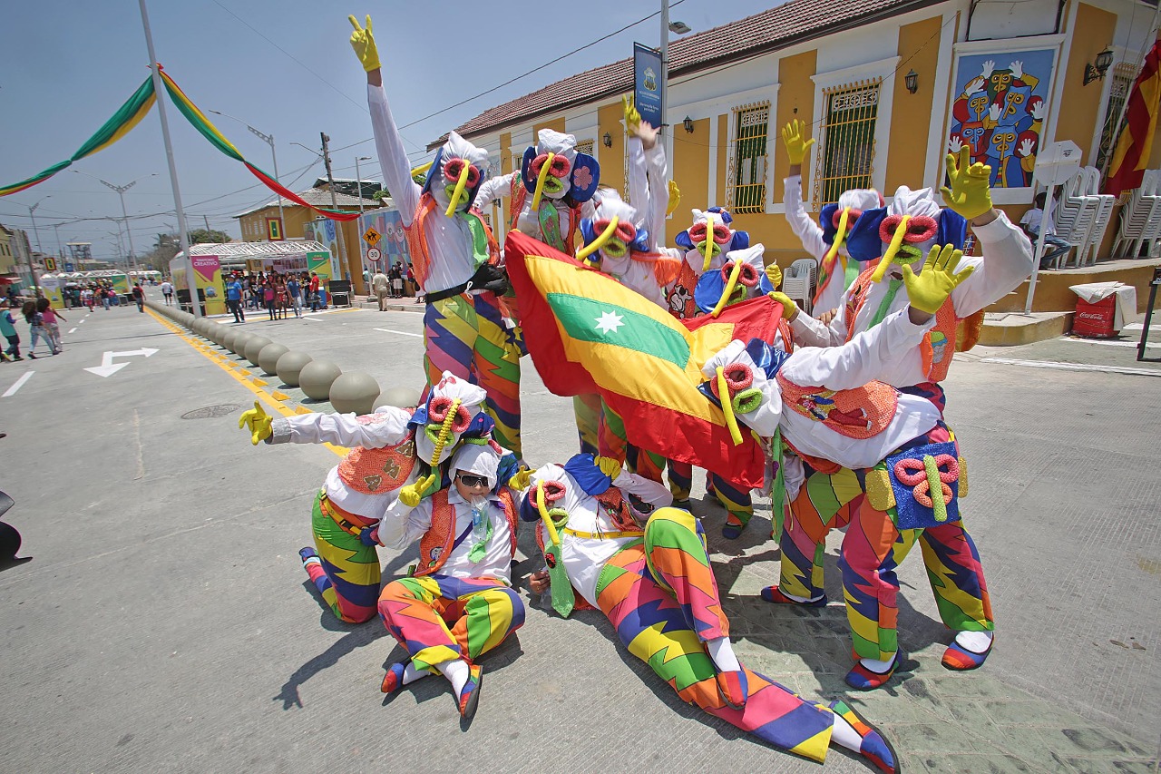 Marimondas sosteniendo bandera de barranquilla