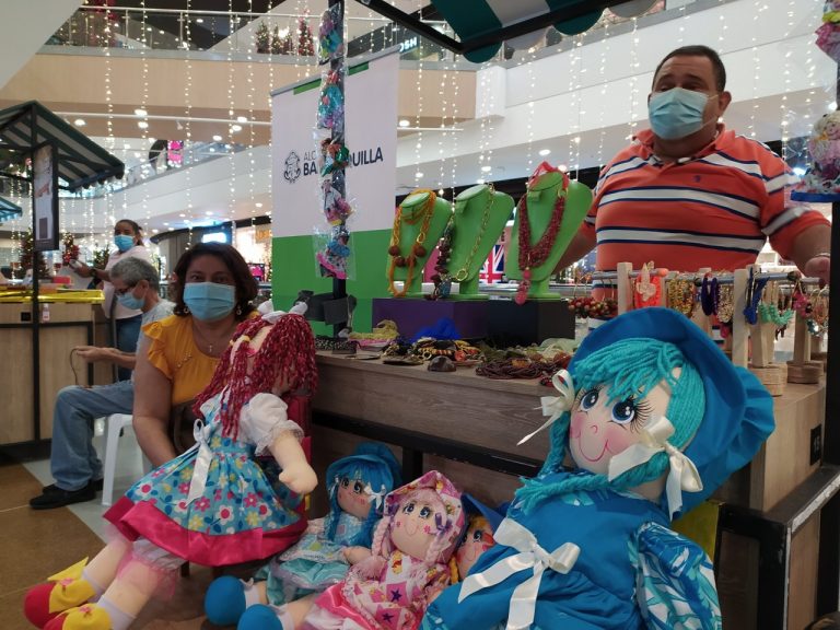 Emprendedores en su stand de muñecas y bisutería.