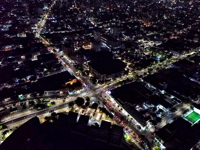 Panorámica aérea de Barranquilla nocturna