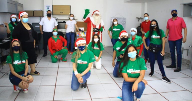 Funcionanrios visitando oficinas en encuentros navideños.