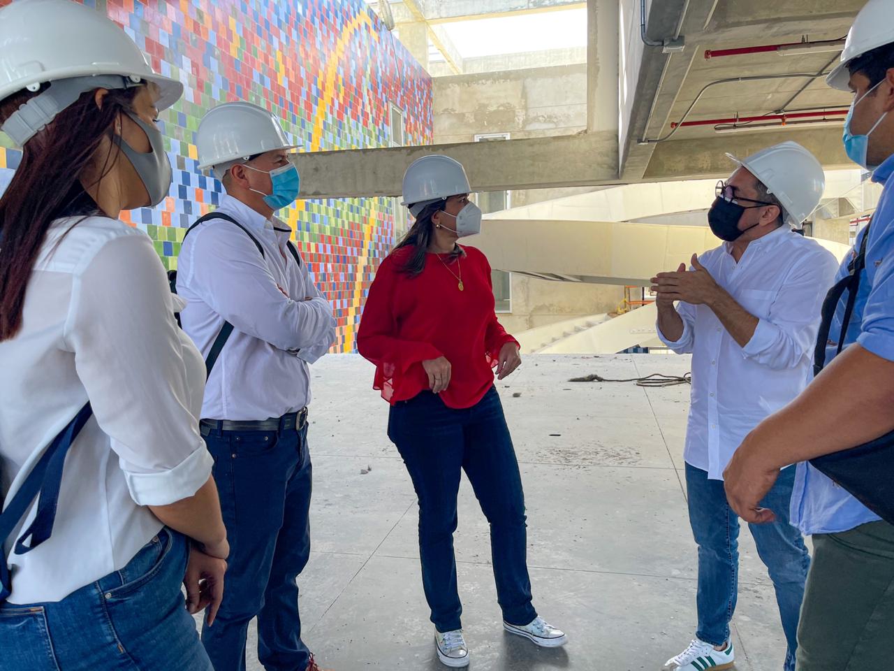 Personas dialogando en el terreno de construcción