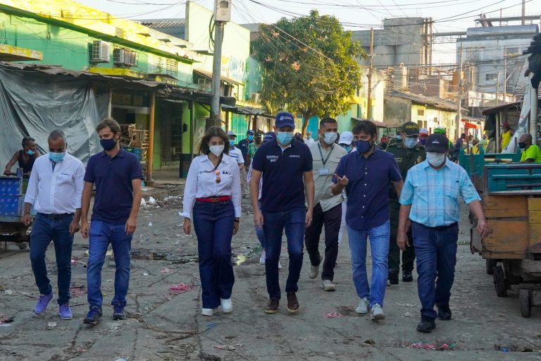 Alcalde Pumarejo recorriendo el centro de la ciudad con funcionarios 