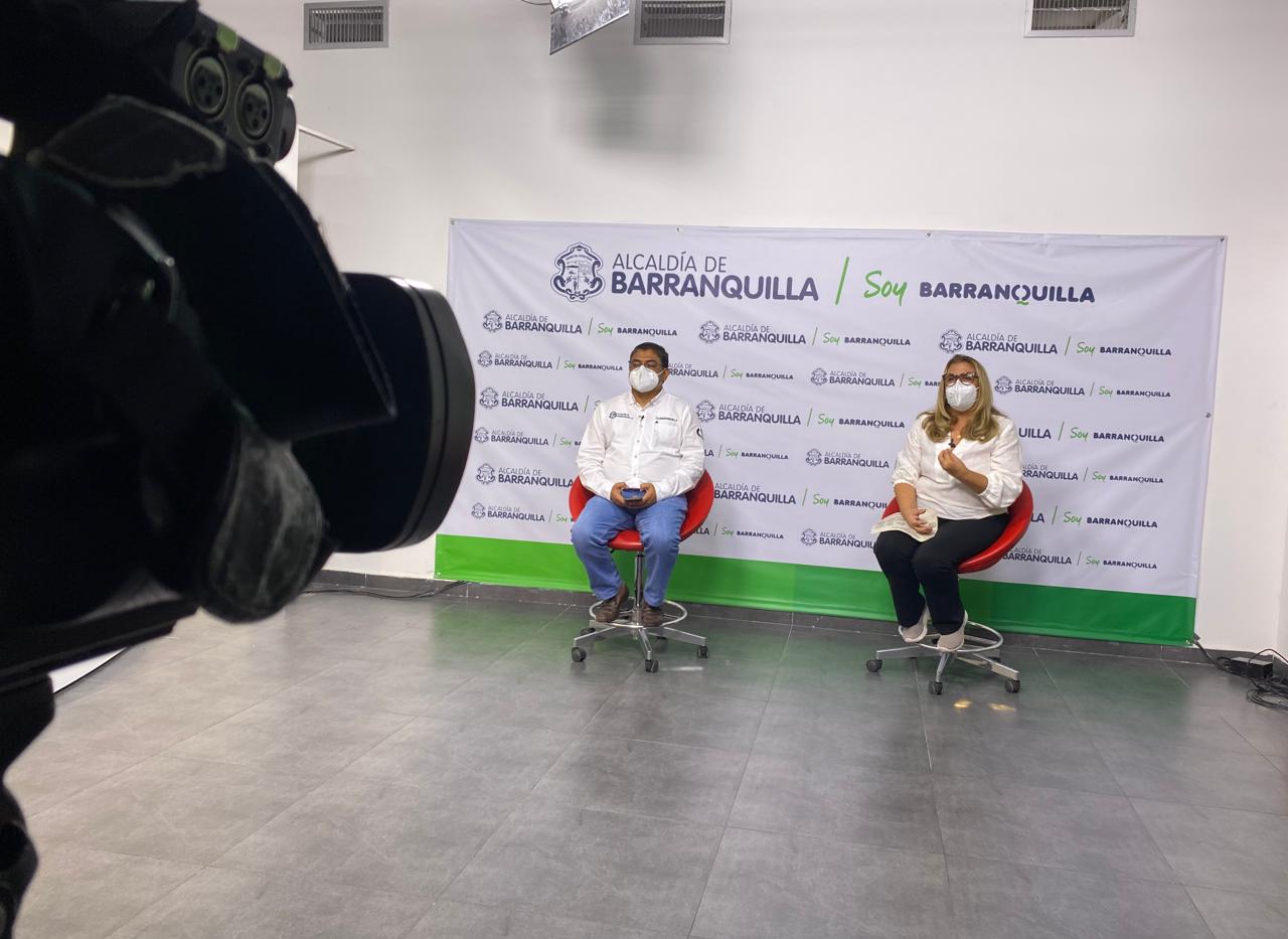 Hombre y mujer hablando frente a cámaras