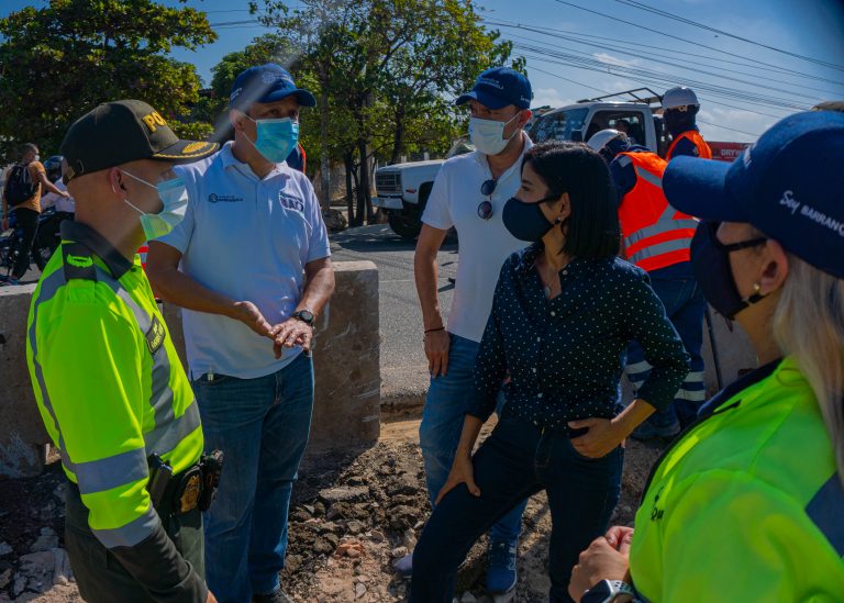 Funcionarios hablando con policías