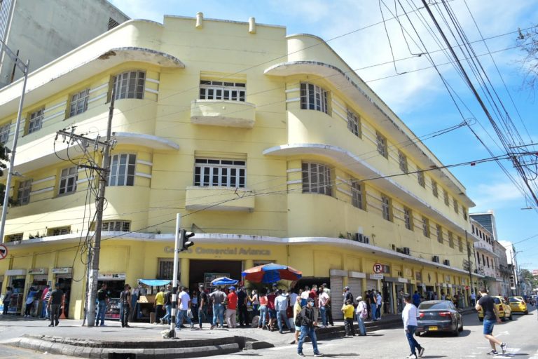 Grupo de personas afuera del edificio Avianca 