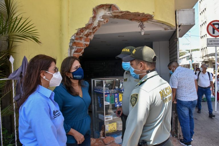 Policías conversando con dos funcionarias 