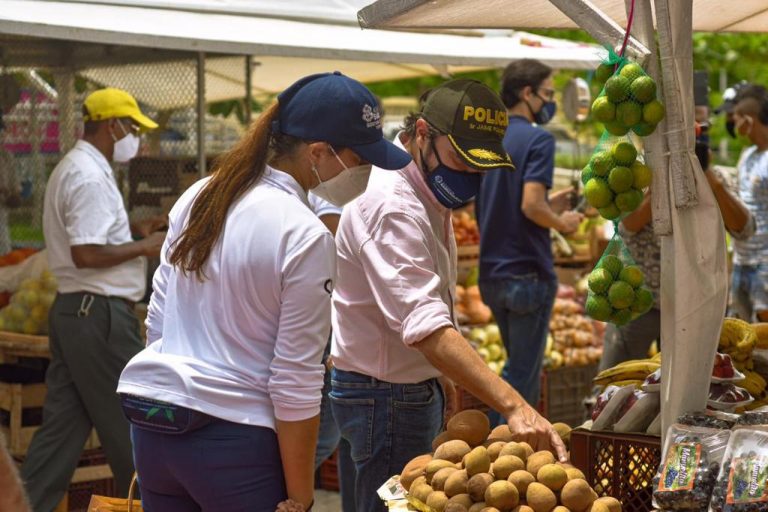 Alcalde Pumarejo recorriendo mercado a tu barrio