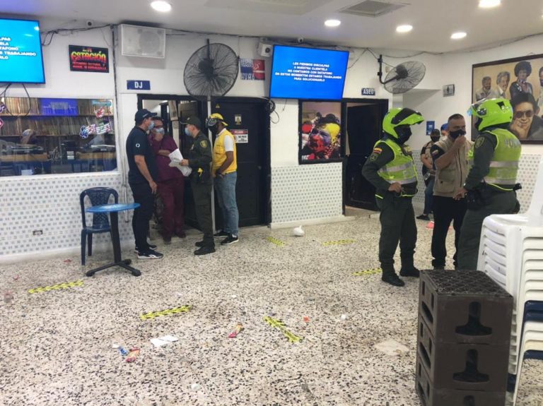 Policías inspeccionando estadero La Estación 