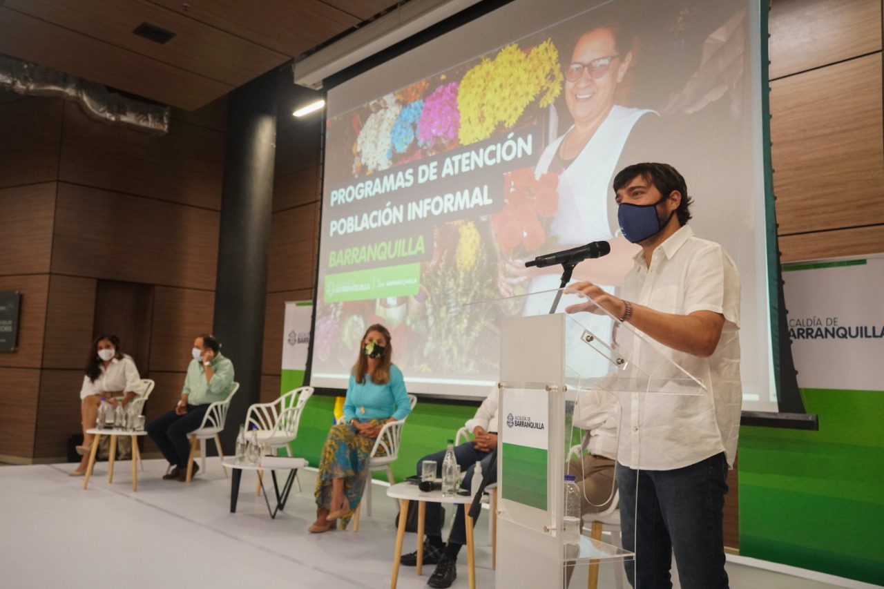 Alcalde Pumarejo hablando frente al público