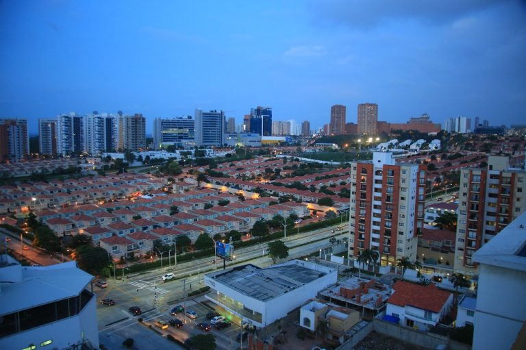 Vista panorámica de la ciudad desde un edificio alto