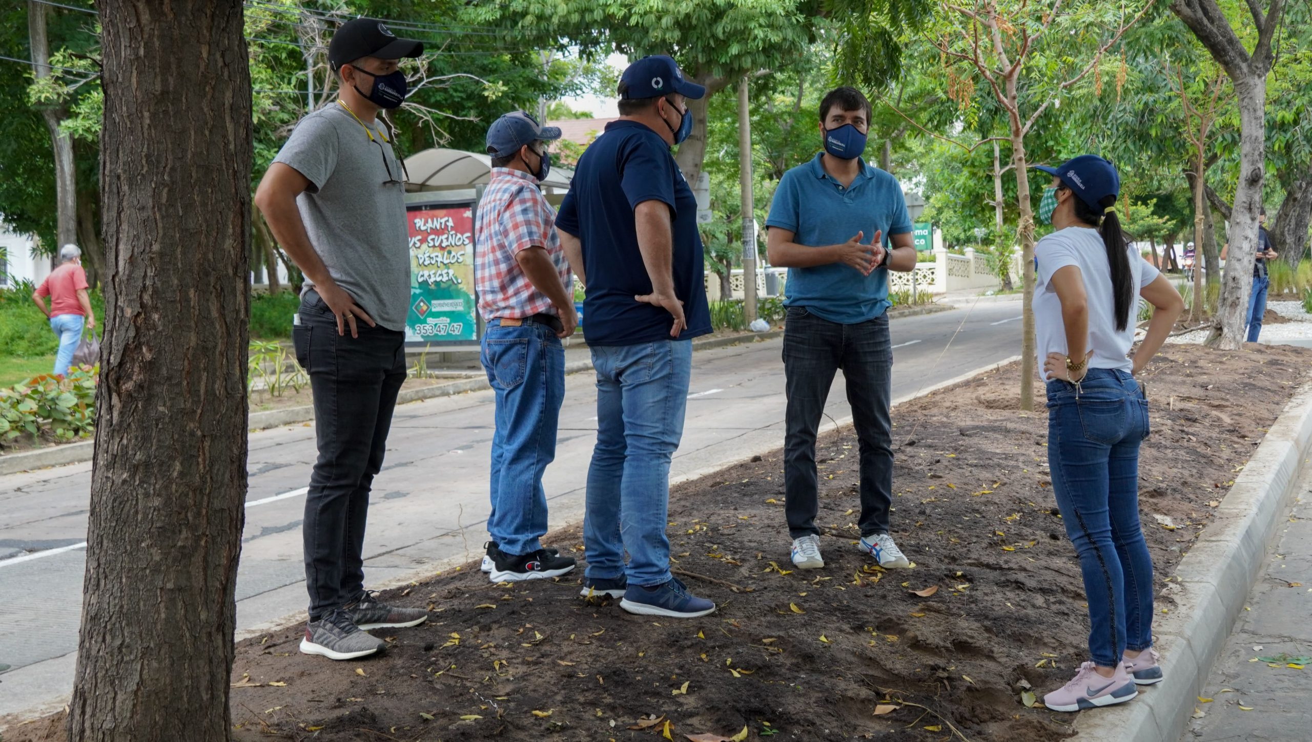 Alcalde Pumarejo con personas a un lado de una carretera