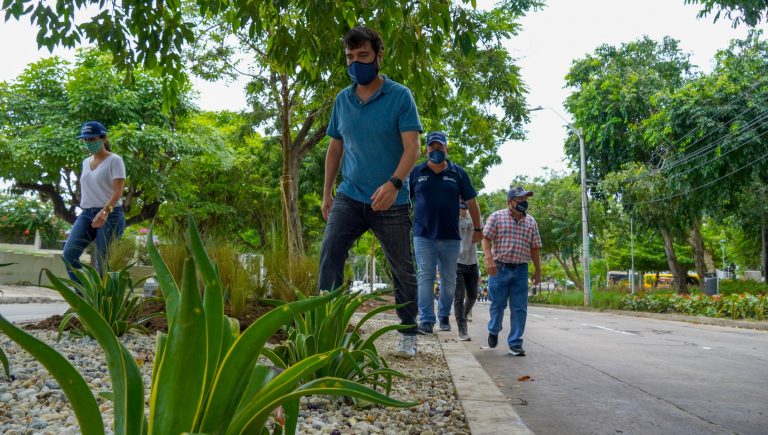 Alcalde Pumarejo recorriendo parques