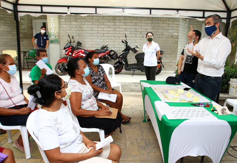 Personas reunidas en jornada de Sisbén a tu barrio