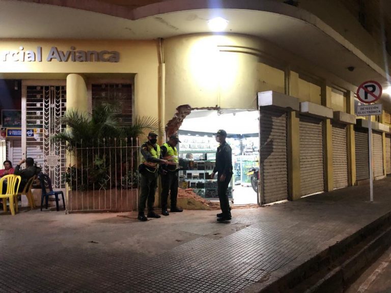 Policías afuera del edificio Avianca en la noche