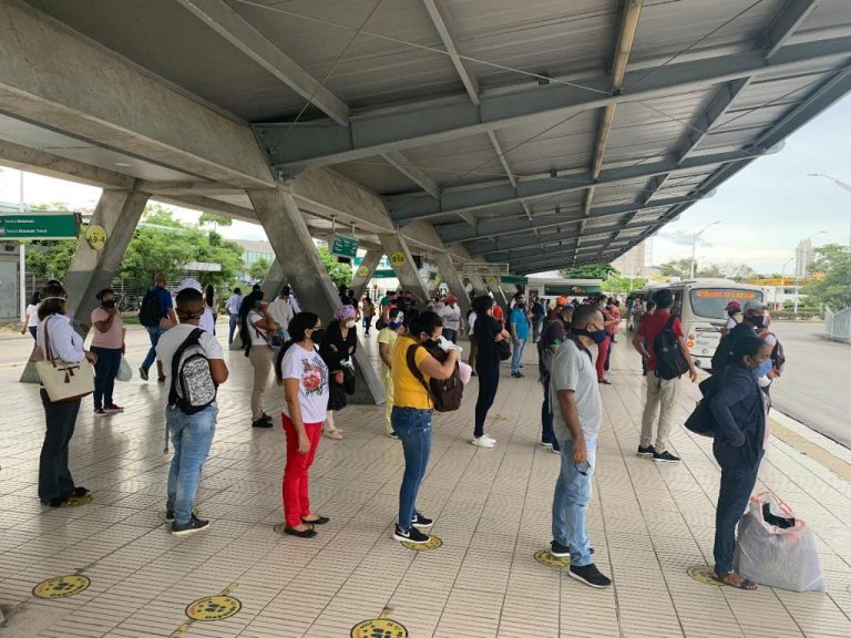 Personas con tapabocas esperando el Transmetro