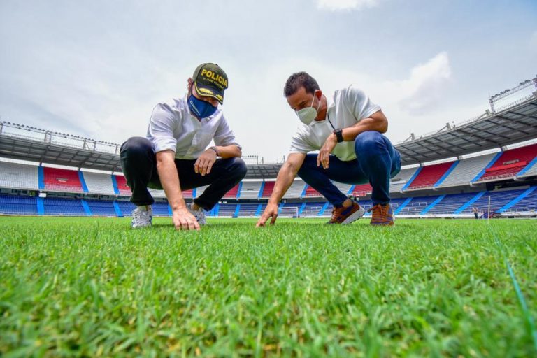 Alcalde Pumarejo tocando césped estadio Metropolitano