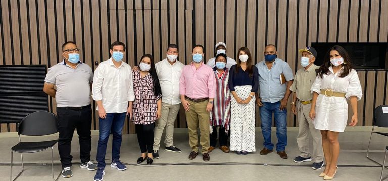 Secretarios del gabinete posando junto a representantes de vendedores y comerciantes