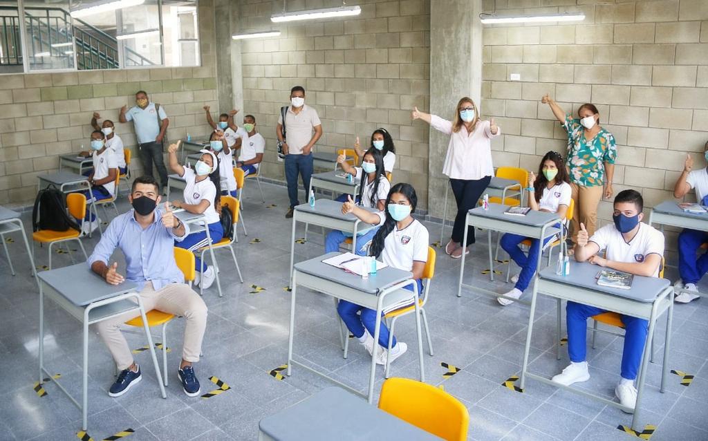 Profesora y alumnos en salón de clases